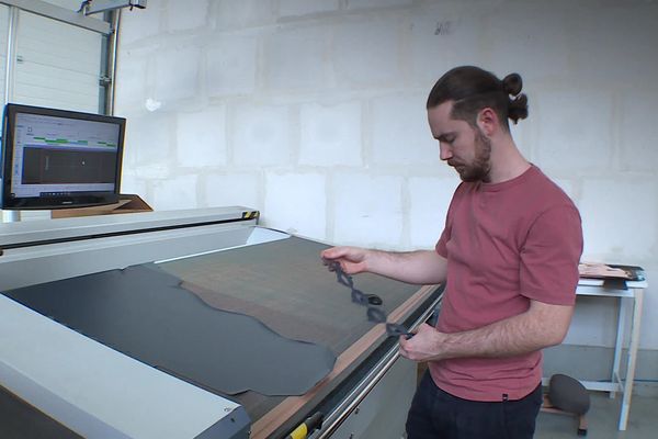 Corentin Carnoy est un jeune entrepreneur créatif de 27 ans. Il dirige son propre atelier de maroquinerie qu'il a créé il y a cinq ans.