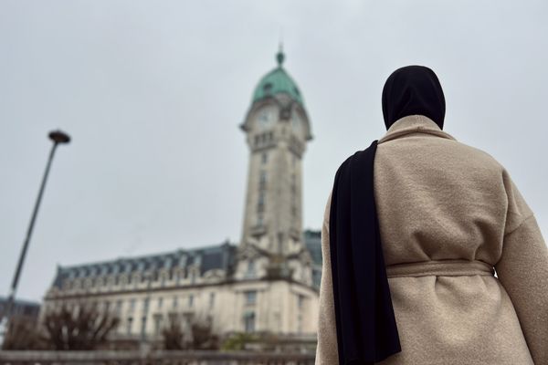 Rabab (prénom modifié) est une jeune femme de 17 ans d’origine algérienne, elle témoigne de ses nuits passées dehors, au pied de la gare de Limoges avec son frère de 11 ans et ses parents.