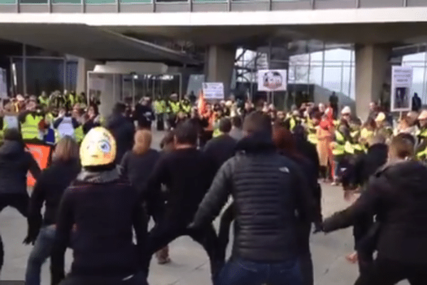 Le haka ce vendredi matin devant le siège social de Nestlé à Vevey en Suisse.