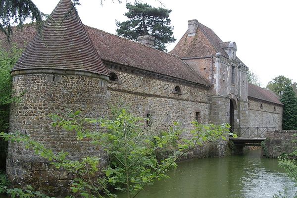 Dans l'Eure, à St-Pierre-du-Mesnil, un ciel assez nuageux en matinée au Château du Blanc-Buisson.