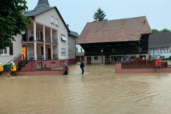 L'eau est montée très vite au coeur du village - Elle a atteint les 50 cm