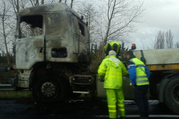 Le poids-lourd a été détruit par l'incendie