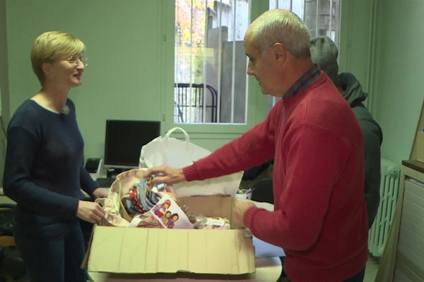 Les bénévoles se mobilisent pour trier les dons et remplir les sacs-cadeaux.