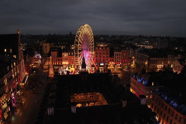 La Grand Place de Lille avec la grand roue à l'occasion de l'ouverture du marché de Noël de Lille 2024.