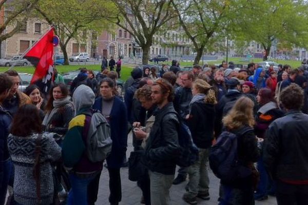 Une centaine de personnes se sont rassemblées à l'extérieur du Palais de Justice pour soutenir les deux prévenus.