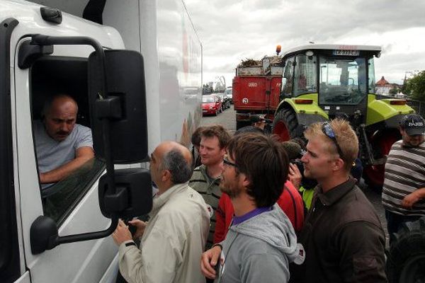 Des agriculteurs ont mis en place un barrage filtrant, ce vendredi, sur la RD 941 (Photo d'illustration)