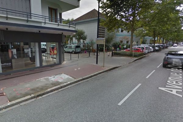 Une jeune fille est dans un état grave après avoir percuté une vitrine à scooter dans le centre-ville d'Annecy.