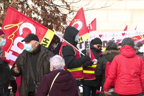 Besançon, les salariés du secteur médico-social manifestent pour de meilleurs salaires et conditions de travail.