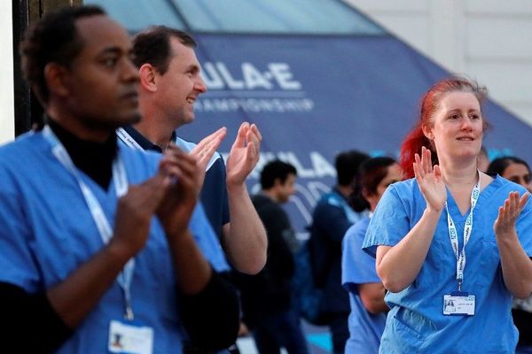 Applaudissements à l'extérieur de l'hôpital ExCel de Londres pour rendre hommage au personnel soignant britannique.