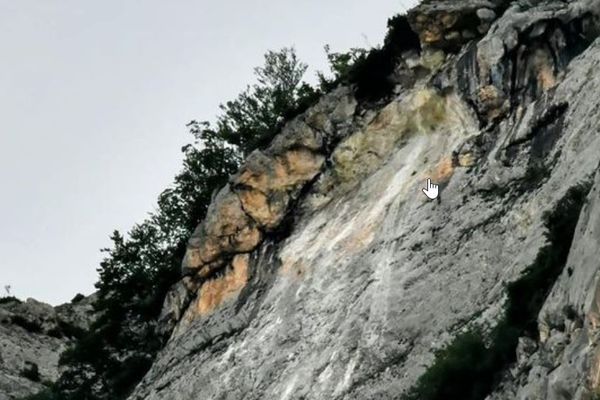 La roche s'est détachée des voies d'escalade du Quié à Aulos-Sinsat près de Tarascon-sur-Ariège.