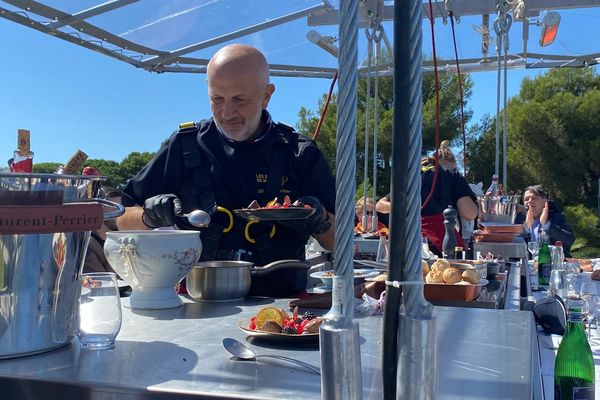 À Mougins dans les Alpes-Maritimes, “Dinner in the sky” fait son apparition.