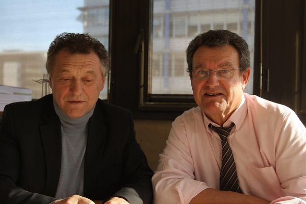 Jean Jacques Paris et Pierre Augey lors d'une conférence de presse du groupe communiste du conseil général le 22/03/10.  
 