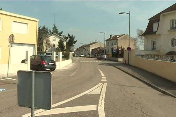 Le lieu du drame. la victime s'est écroulée sur son volant à hauteur du numéro six de la rue Pasteur, à Tomblaine (Meurthe-et-Moselle).