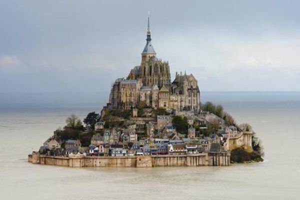 Le Mont Saint-Michel, lors de la Grande Marée du 21 mars 2015.