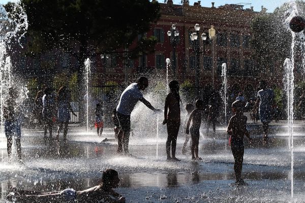 Pour se rafraîchir : les jets d'eau de la Promenade du Paillon à Nice