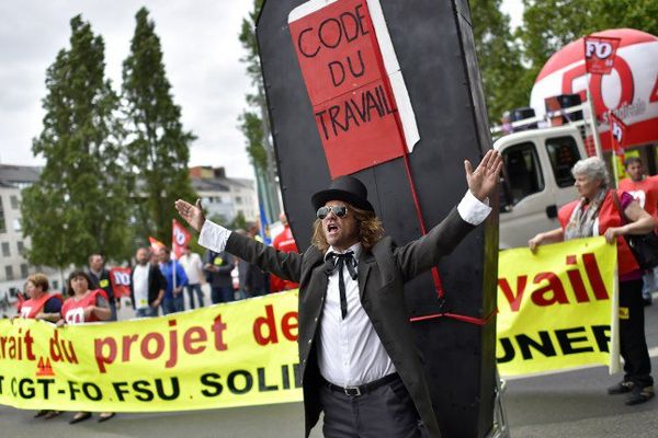 3 000 personnes ont défilé dans le centre ville de Nantes ce 28 juin 2016