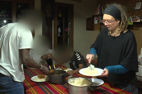 Chez Marion Poussin ce sont souvent les jeunes migrants qui cuisinent les repas souvent des spécialités de leurs pays.