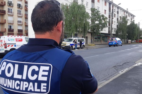 Les forces de police déployées Avenue Abbé Alvitre (route de Bordeaux) ce 22 juin 2021 