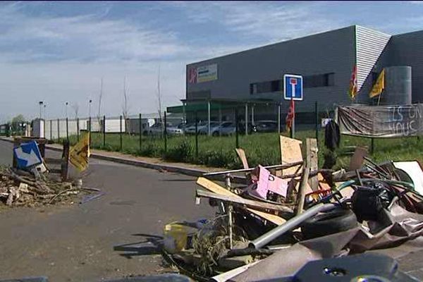 Les manifestants hostiles à la loi Travail ont bloqué pendant quatre jours la plate forme logistique d'une enseigne de la grande distribution à Cournon d'Auvergne prés de Clermont-Ferrand (63).