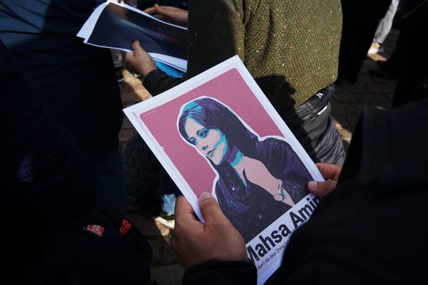 Partout dans le monde se tiennent des manifestations de soutien au peuple iranien face au régime théocratique et répressif de la République islamiste, avec le portrait de Mahsa Amini brandi en étendard.