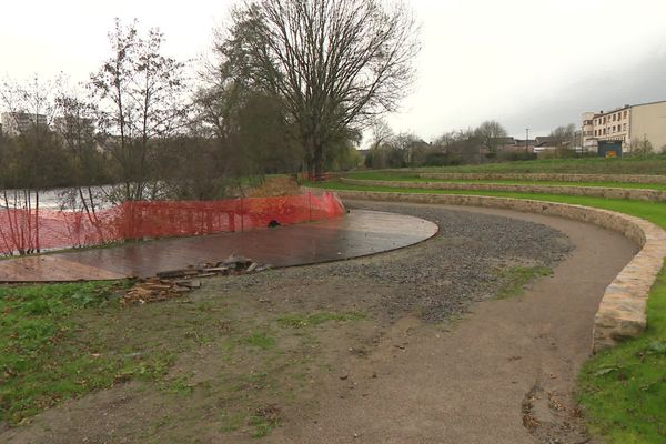 À Limoges, l'aménagement des bords de Vienne a débuté rive droite. L'un des objectifs consiste à rendre plus visible le cours d'eau et donner aux passants la possibilité de s'en approcher.