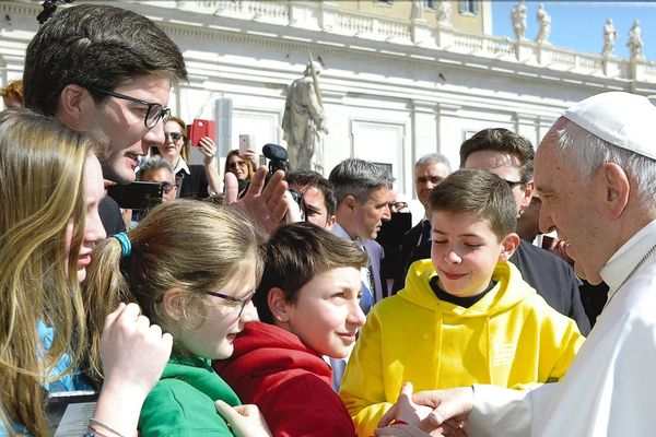 Ils l'ont fait, les jeunes du diocèse de Rennes ont pu serrer la main du Pape François et échanger avec lui