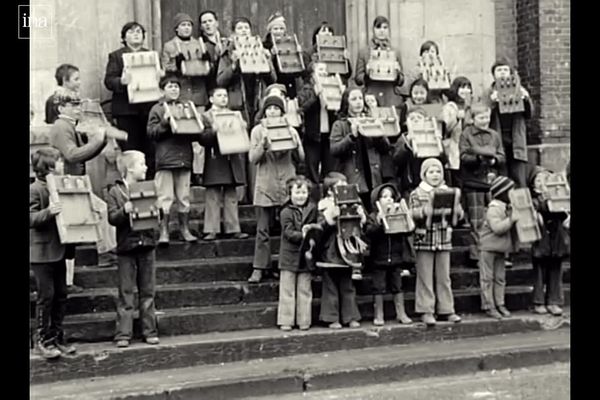 Tradition des crécelles de Pâques en 1975