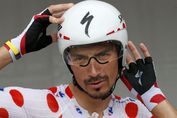 Julian Alaphilippe remporte, cette fois définitivement, le maillot blanc à pois rouges du meilleur grimpeur. 