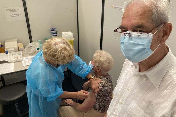 A Saint-Dié-des-Vosges, Michèle 82 ans et michel 85 ans ont reçu une troisième dose de vaccin contre le Covid-19. 