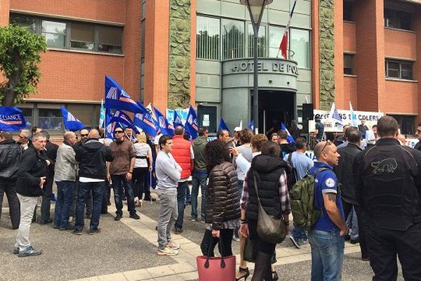 A l'appel de leurs syndicats, les policiers toulousains se sont retrouvés devant le commissariat principal. 