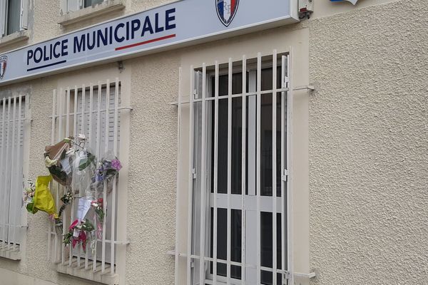 Des fleurs ont été déposées sur la façade des bureaux de la police municipale de Viarmes (Val-d'Oise), où travaillait la victime.