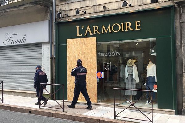 La vitrine a été dégradée.