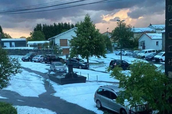 La grêle a créé des paysages d'hiver l'instant de quelques minutes.