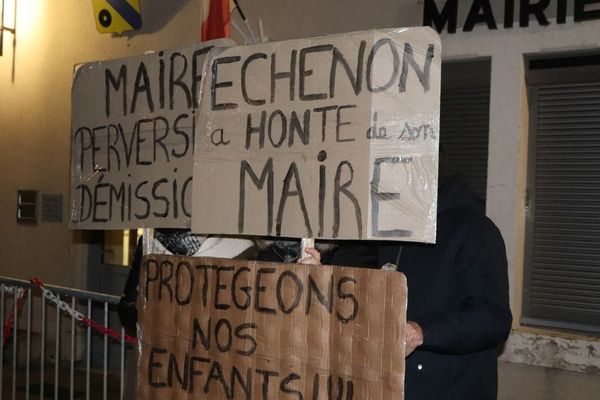 "Maire pervers, démission", "Echenon a honte de son maire", "Protégeons nos enfants" : des parents d'élèves réunis le 26 novembre 2022 devant la mairie d'Echenon, pour réclamer la démission du maire Dominique Lott, soupçonné d'avoir téléchargé et consulté des images pédopornographiques