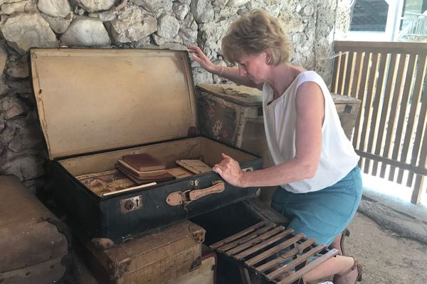 Christine Vial a retrouvé les romans oubliés d'Yvonne Martinet à Saint-Pierre-de-Chérennes, en Isère.