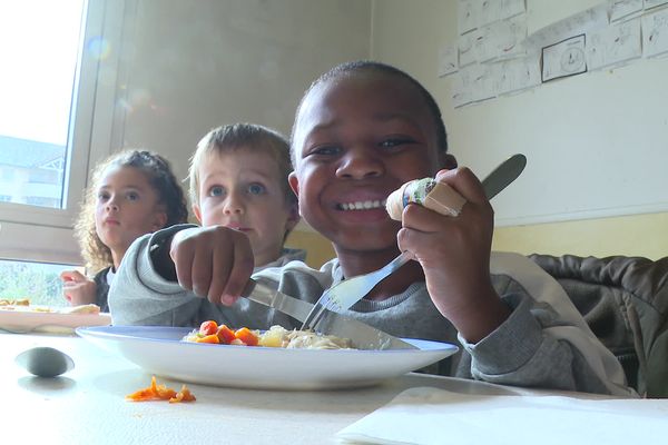 Les élèves de l'école dégustent la traditionnelle poule au pot.