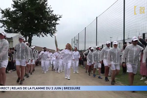 Myriam Baverel, championne de taekwondo accompagne la flamme dans son département d'origine. 
▶️ Suivez le relais de la flamme olympique en direct sur notre chaîne "http://france.tv PARIS 2024" : http://bit.ly/FranceTVParis2024