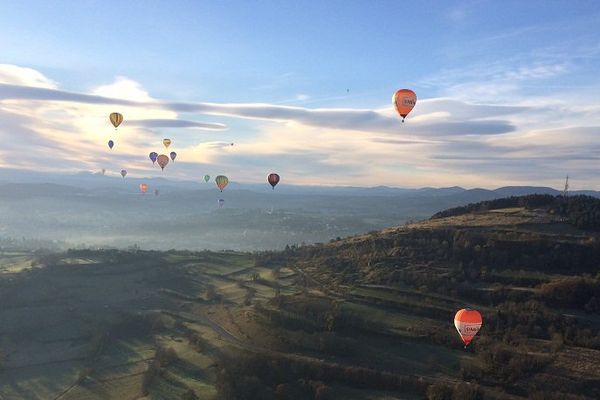 "Montgolfière en Velay" organise l’un des plus grands rassemblements d'aérostiers de France jusqu'au 13 novembre au Puy-en-Velay (Haute-Loire).