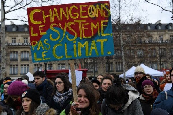 Des jeunes manifestent pour défendre le climat à Paris. 