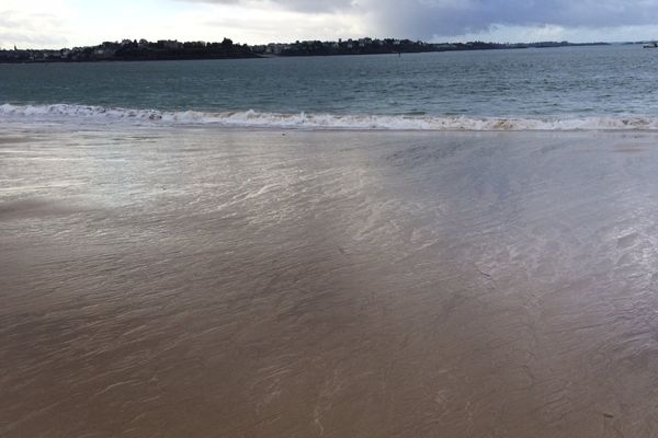 Sur la plage de Saint-Malo