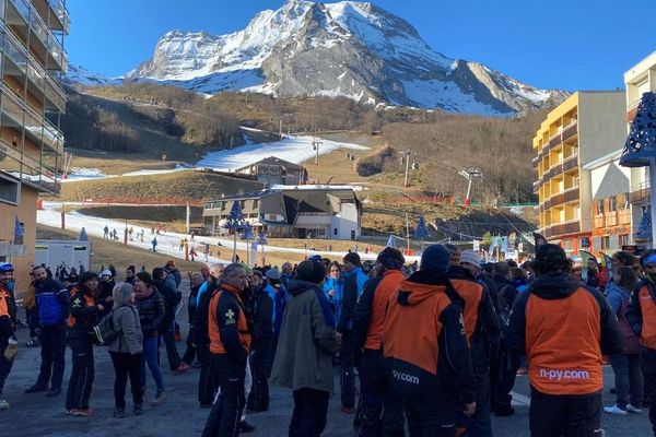 Rassemblement des saisonniers à la station de ski de Gourette samedi 15 février.