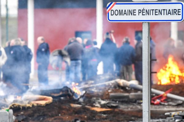 Manifestation des surveillants devant la prison de Vendin-le-Vieil, lundi 22 janvier.