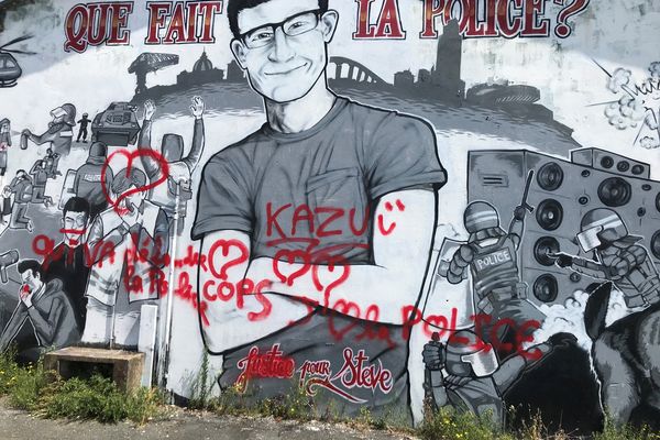 Au lendemain de la mise en examen du commissaire Chassaing, qui dirigeait les opérations le soir où Steve Maïa Caniço est tombé dans la Loire, la fresque en mémoire du jeune homme a été vandalisée.