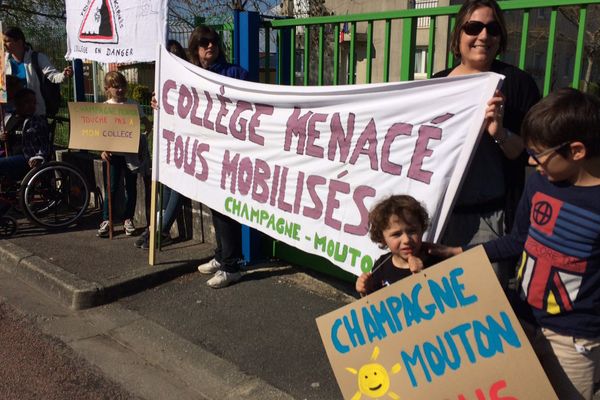 Les parents d'élèves du collège de Champagne-Mouton mobilisés ce lundi contre les menaces de fermeture.