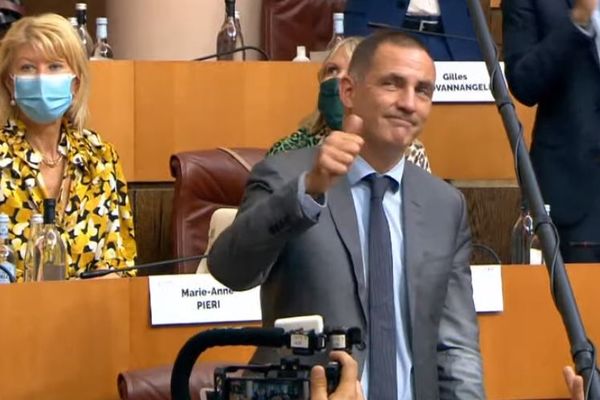 Gilles Simeoni saluant le public qui l'applaudit, après sa victoire.