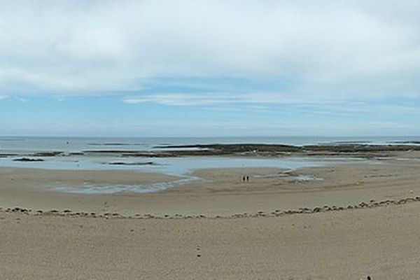 Nuages et clarté sur la plage de Pirou (50) ce DIMANCHE.