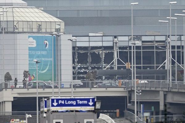 Les dommages sur la façade du terminal de l'aéroport de Bruxelles Zaventem, mardi 22 mars 2016 suite à un attentat terroriste qui a fait de nombreuses victimes