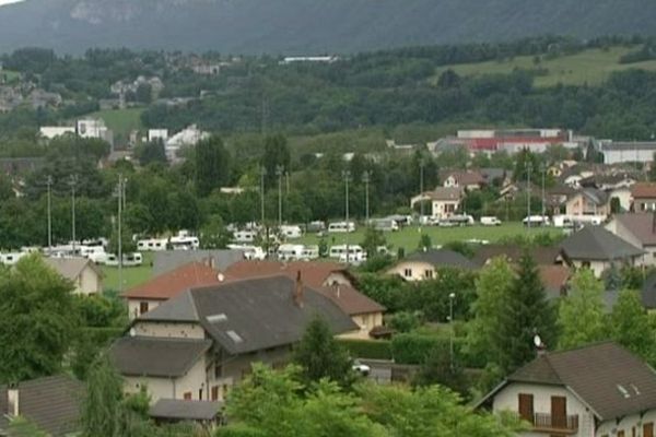 Derrière les habitations, les caravanes sont installées sur la pelouse d'un des deux stades de La Bâthie. 