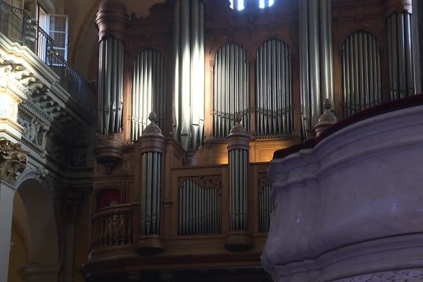 L'orgue monumental de la cathédrale Sainte-Réparate, c'est 4500 tuyaux, dont beaucoup en mauvais état.