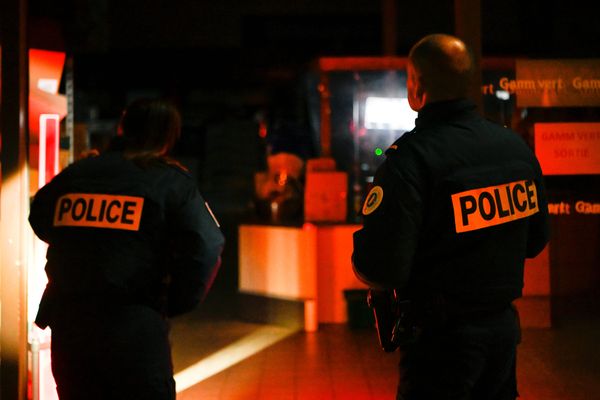 Une femme d'une soixantaine d'années a été agressée chez elle dans la soirée de mercredi 20 novembre à Mende en Lozère. Violée et volée par trois individus, dont un mineur et un SDF. Ils ont été interpellés. Un troisième homme, en fuite, est activement recherché.(Photo d'illustration)